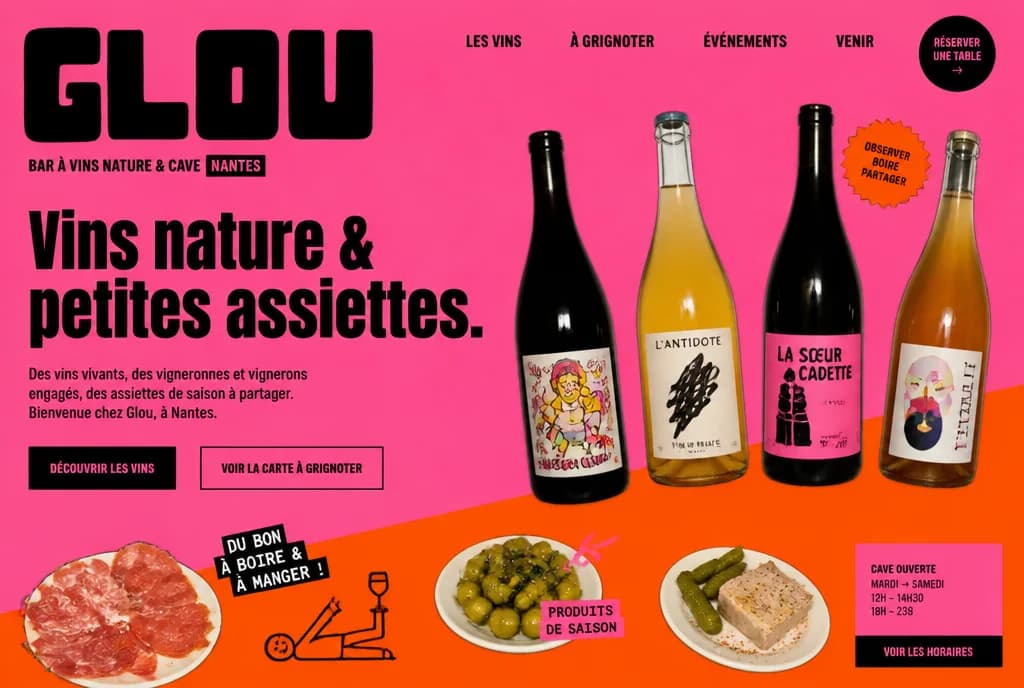 Page d’accueil du site de Glou, bar à vins nature : aplats rose et orange, bouteilles aux étiquettes illustrées.