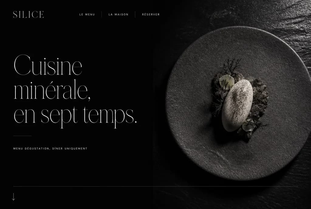 Page d’accueil du site de Silice, table gastronomique : fond noir, grand titre serif « Cuisine minérale, en sept temps » et assiette en pierre sombre.